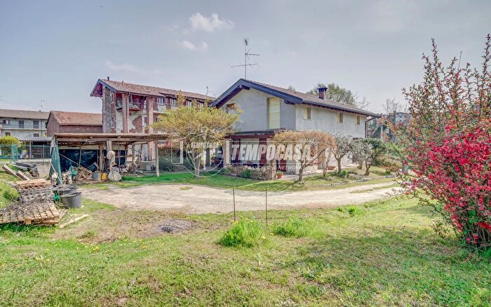 Casa quadrilocale in vendita in Via Pelizza da Volpedo, Divignano