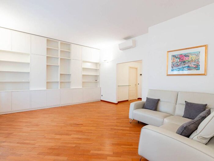 Appartamento quadrilocale in affitto in Viale Sabotino, Porta Romana Medaglie dOro, Milano