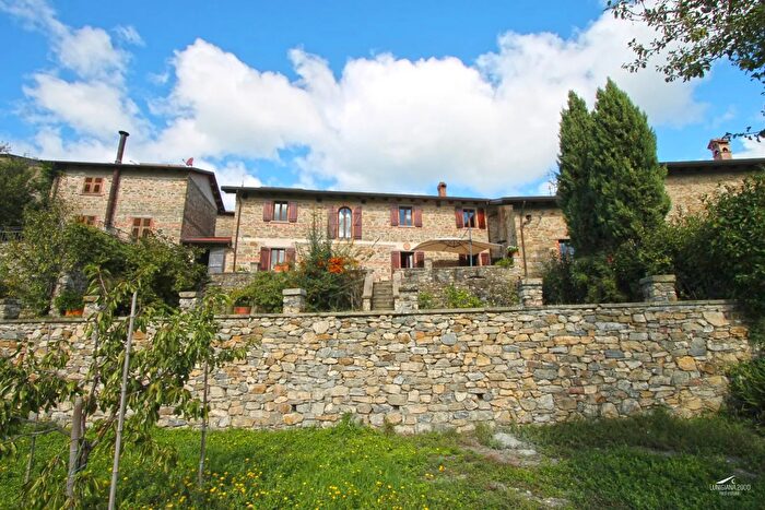 Casa con 9 locali in vendita in Casola In Lunigiana