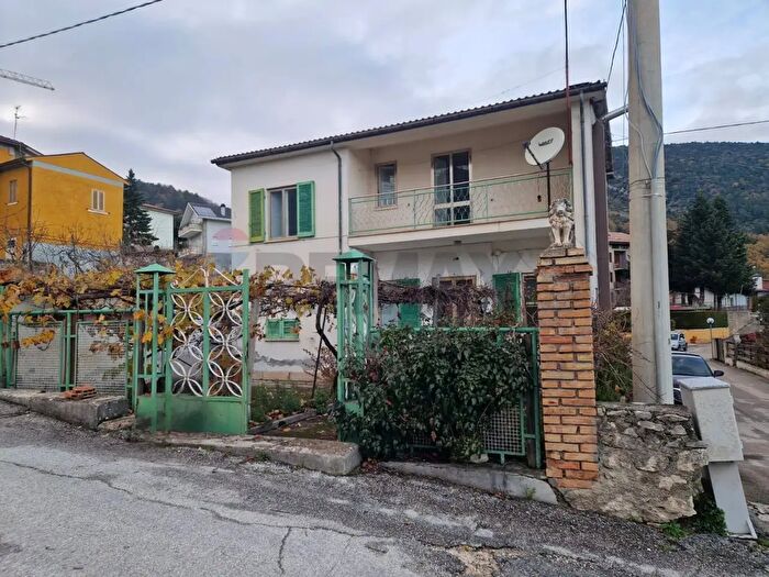 Casa con 8 locali in vendita in Palena