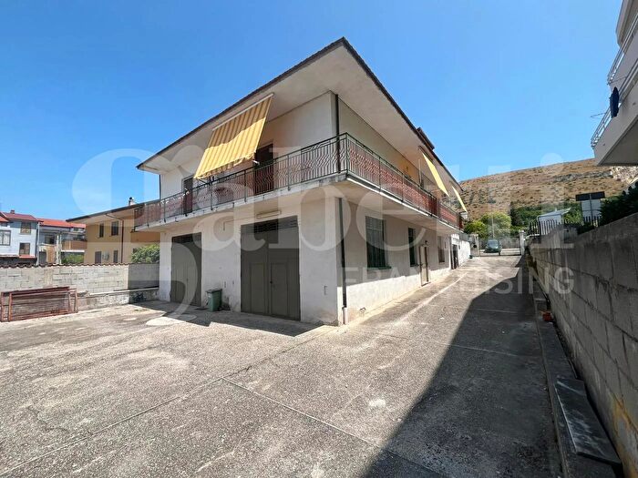 Casa con 7 locali in vendita in Località Tutuni, Vitulazio