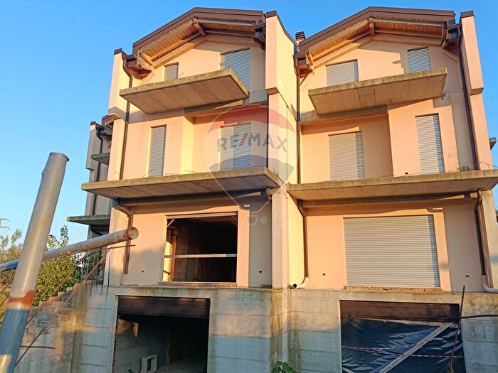 Casa con 8 locali in vendita in Via Borgata Perilli, Santa Maria Imbaro