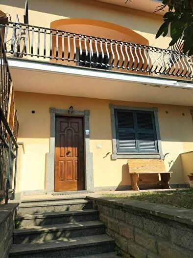 Casa con 6 locali in affitto in Via Santa Maria, Centro, Sacrofano