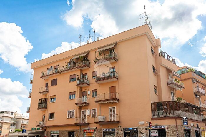 Appartamento trilocale in vendita in Via Prospero Santacroce, Roma