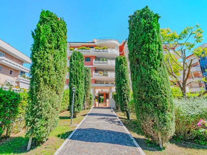 Appartamento trilocale in vendita in Via Nadir Quinto, Roma