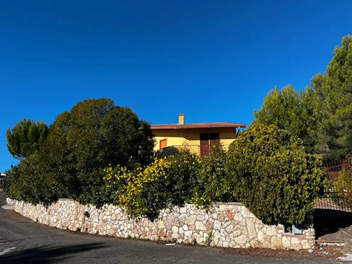 Casa con 9 locali in vendita in Via Paolo Bonomi, Calvi Dell'Umbria