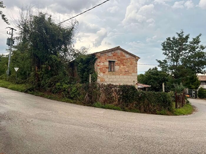 Casa quadrilocale in vendita in Località Tavignano, Cingoli
