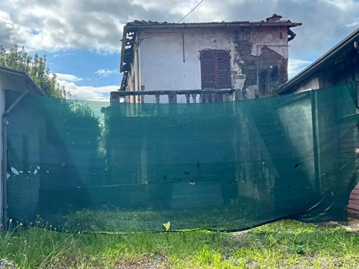 Casa con 6 locali in vendita in Massa