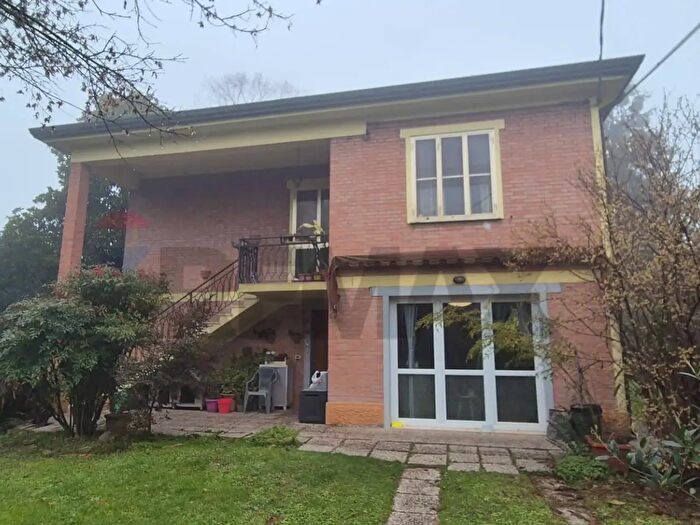 Casa con 11 locali in vendita in Via Santa Margherita, Ferrara