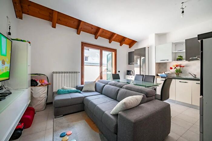 Appartamento bilocale in vendita in Via Volta, Valmadrera