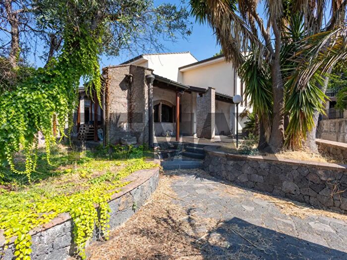 Casa con 8 locali in vendita in Via della Costituzione, Trecastagni