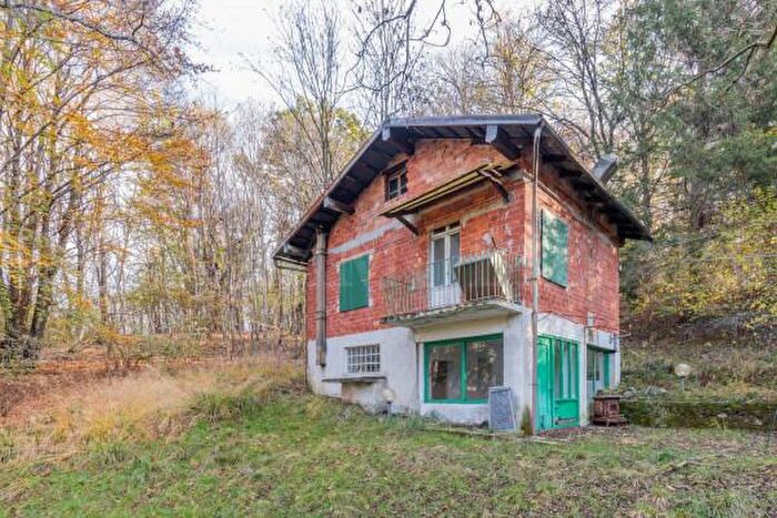 Casa quadrilocale in vendita in Via Meneveri, Quarna Sotto