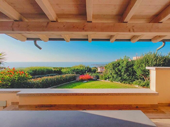 Casa con 6 locali in vendita in Via del Cipresso, Rena Majore, Aglientu