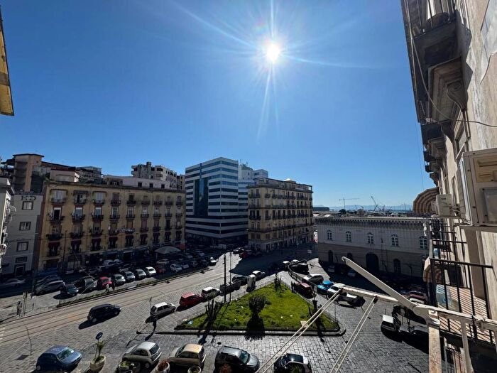 Appartamento trilocale in affitto in Piazza Guglielmo Pepe, Mercato, Napoli