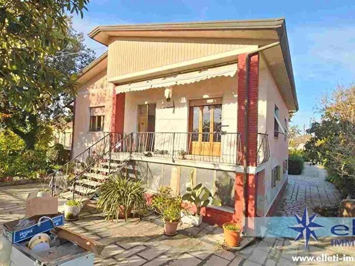 Casa con 8 locali in vendita in Massa