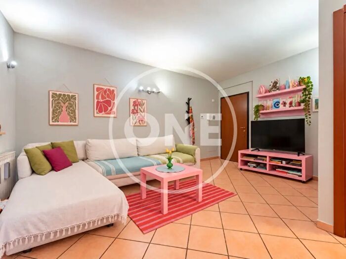 Appartamento trilocale in vendita in Via Tortoreto, Roma