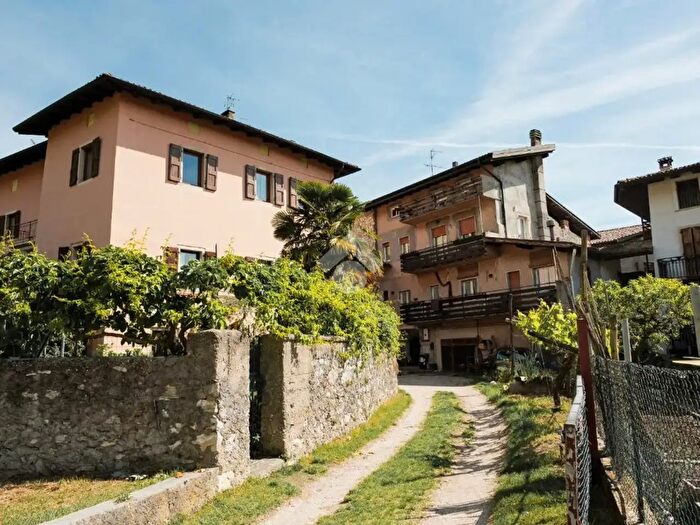 Casa con 10 locali in vendita in Via SRocco, Villa Lagarina