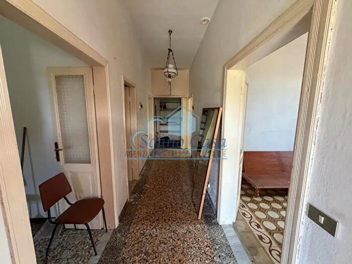 Casa con 5 locali in vendita in Luni