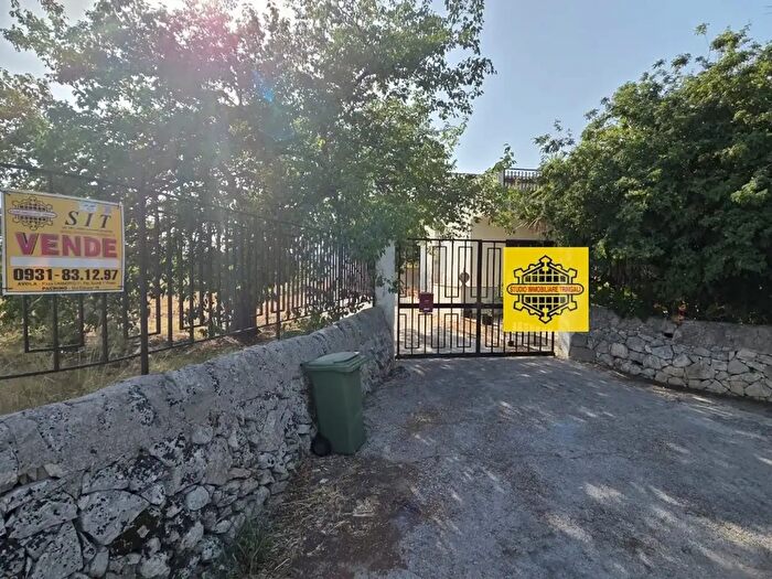 Casa con 6 locali in vendita in Floridia