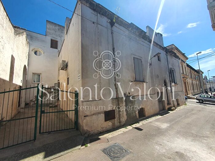 Casa con 9 locali in vendita in Via Ajaccio SNC, Matino