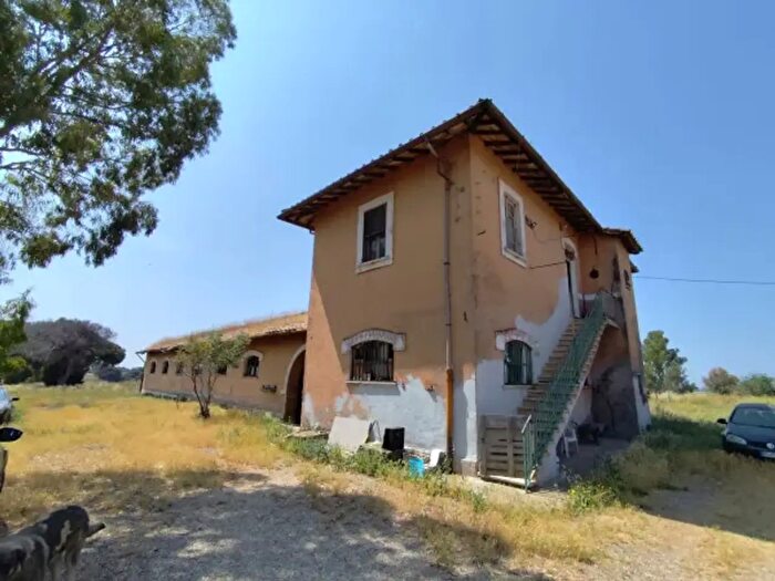 Casa con 6 locali in vendita in Via Cerqueto Snc, Pomezia