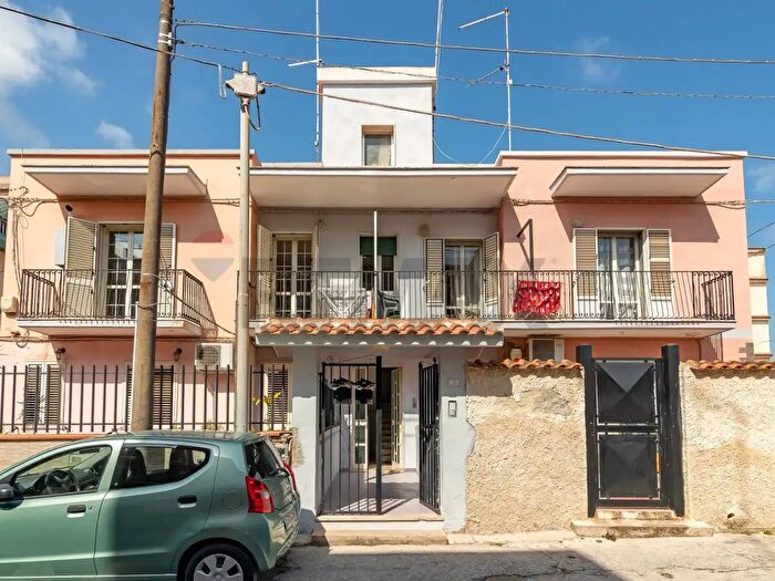 Appartamento con 6 locali in vendita in Via Norvegia, Siracusa