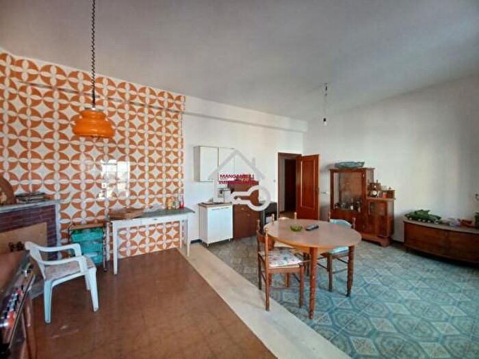 Appartamento quadrilocale in vendita in Piazza Europa, Ogliastro Cilento