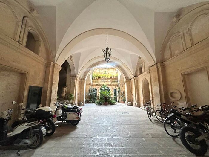 Appartamento con 6 locali in affitto in Via Arcivescovo Petronelli, Centro Storico, Lecce