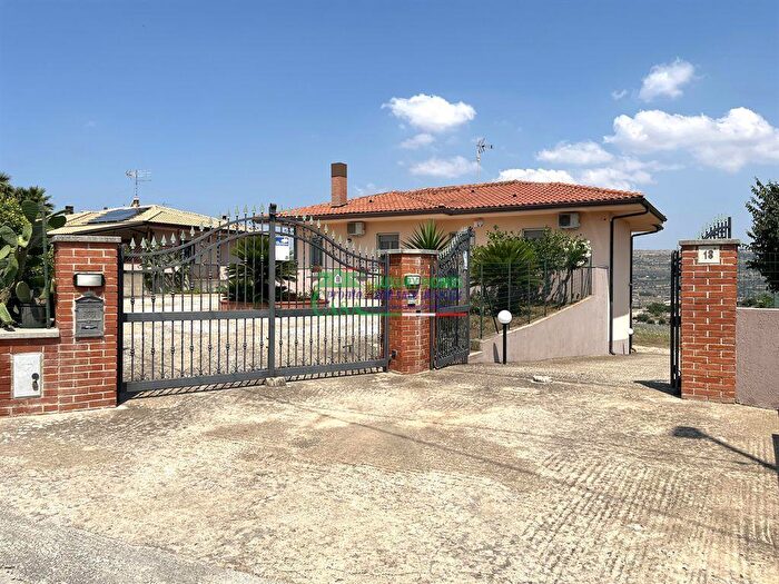 Casa con 8 locali in vendita in Contrada SantAntonio Piano Ceci C, Modica