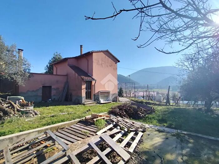 Casa quadrilocale in vendita in Via di Colle S Giovanni, Foligno