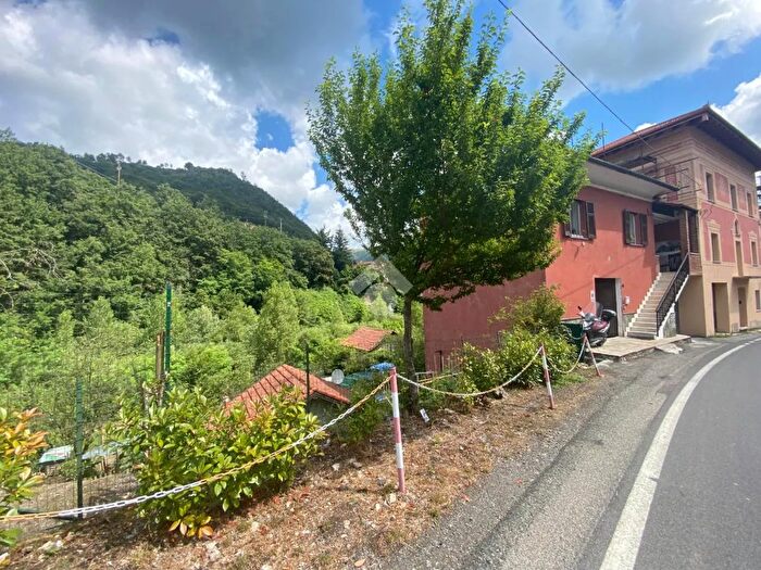 Casa con 5 locali in vendita in Via Roma, Montoggio