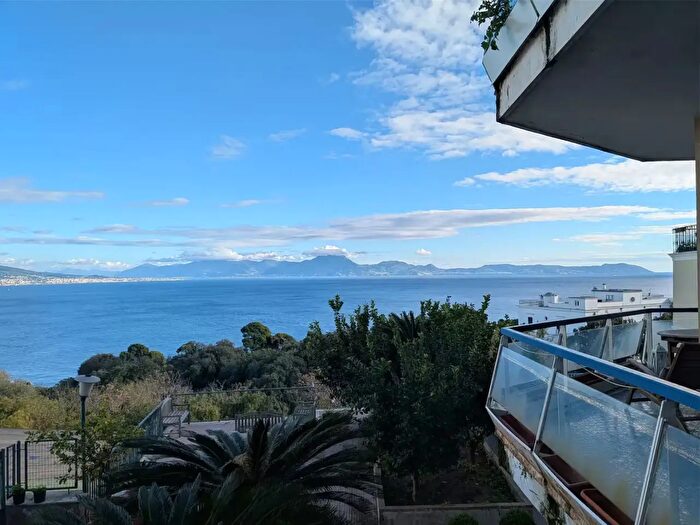 Appartamento quadrilocale in vendita in Via Petrarca, Napoli