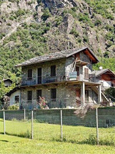 Casa quadrilocale in vendita in Frazione Chez Fornelle, Arnad