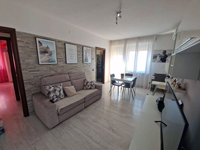 Appartamento trilocale in affitto in Via Emilio Caldara, Centro, Lainate