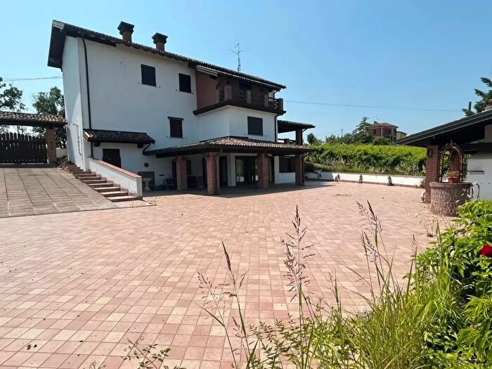 Casa con 10 locali in vendita in Vicobarone, Ziano Piacentino