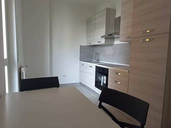 Appartamento trilocale in affitto in Via Andrea Maffei, Montenero, Milano