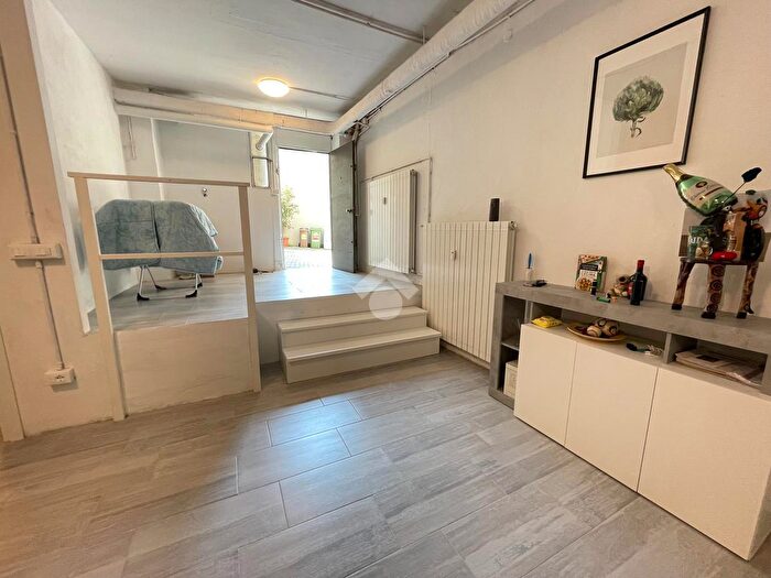 Appartamento trilocale in vendita in Via Palanzone, Milano