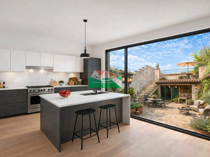 Casa con 9 locali in vendita in Via Pier Traversari, Ravenna