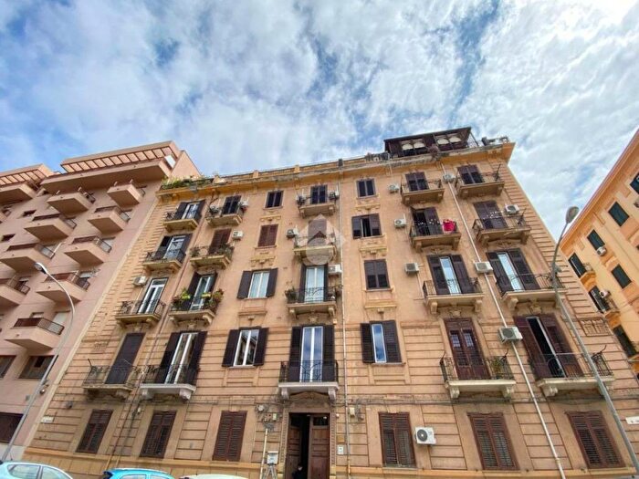 Appartamento quadrilocale in affitto in Via Alessio Narbone, Zisa, Palermo