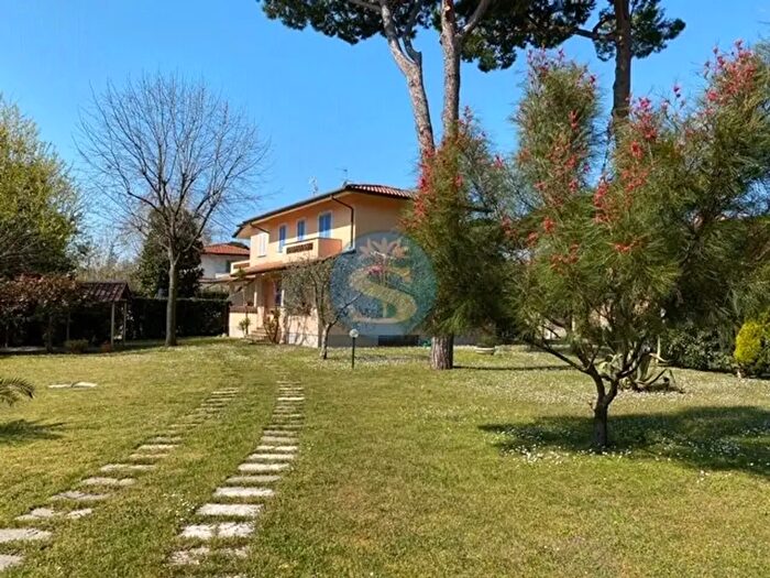 Casa con 8 locali in affitto in Pietrasanta