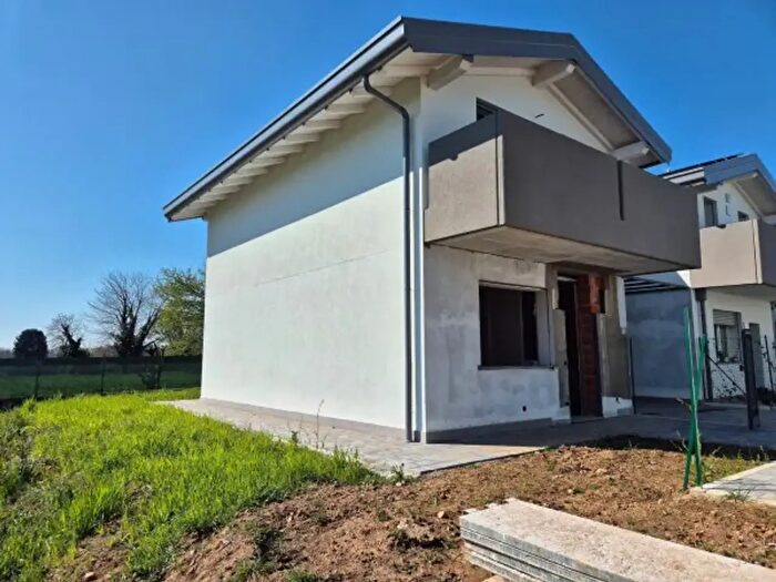 Casa quadrilocale in vendita in Via Arturo Toscanini, Guanzate