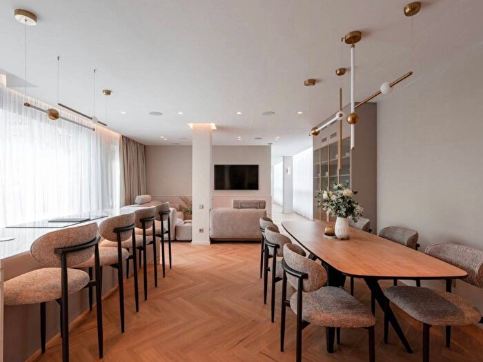 Appartamento trilocale in affitto in Via Montebello, Turati, Milano