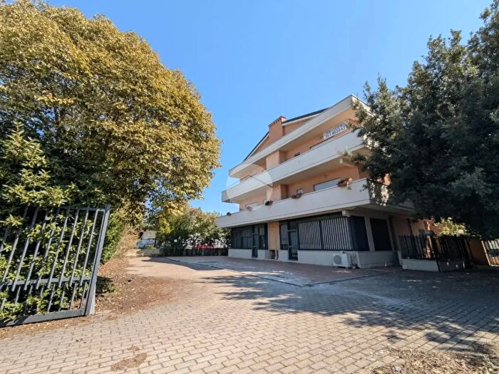 Appartamento trilocale in vendita in Via Pazzano, Roma
