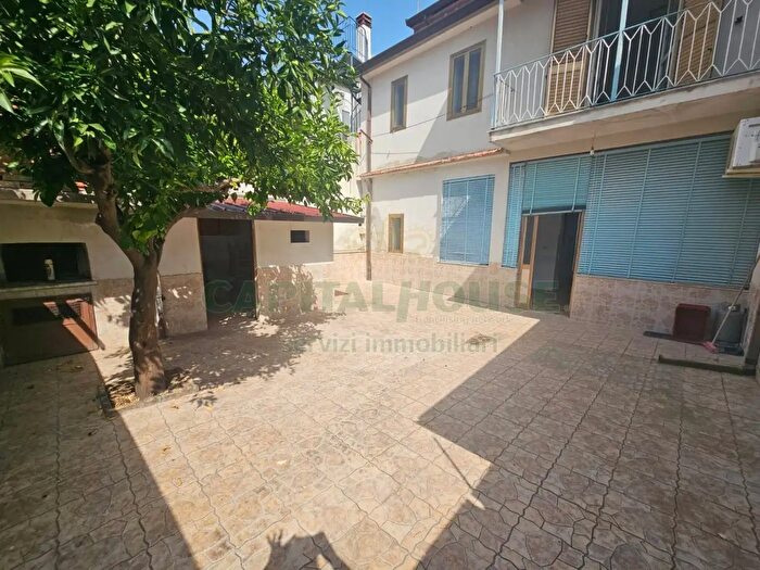 Casa con 5 locali in vendita in Via Re di Puglia, Pignataro Maggiore