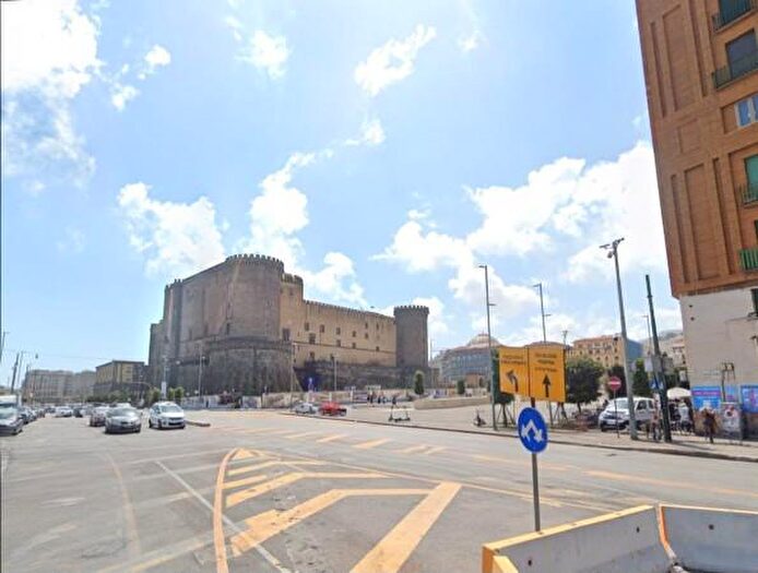 Appartamento trilocale in vendita in Piazza Municipio, Napoli