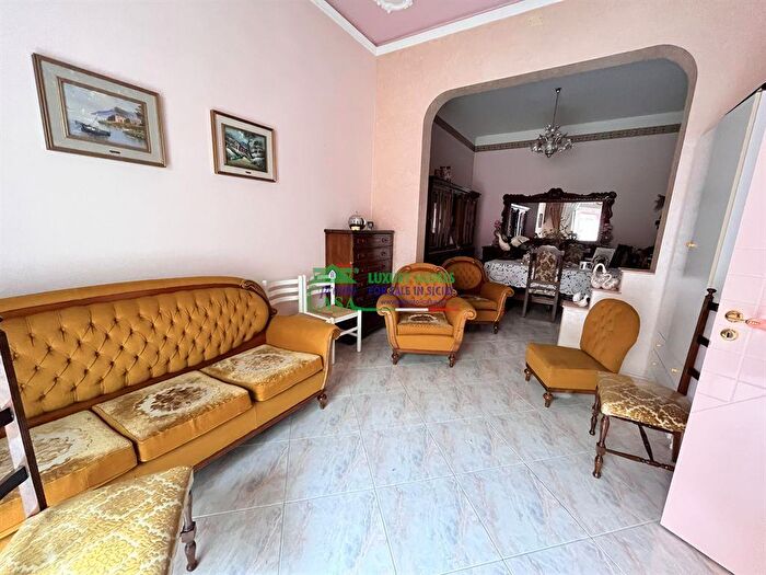 Casa con 8 locali in vendita in Via Caravaggio, Comiso