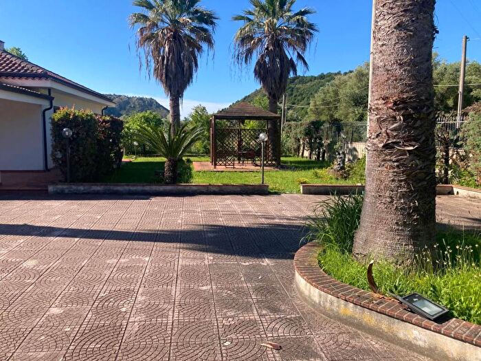 Casa trilocale in affitto in Via Isca delle Donne, Centola