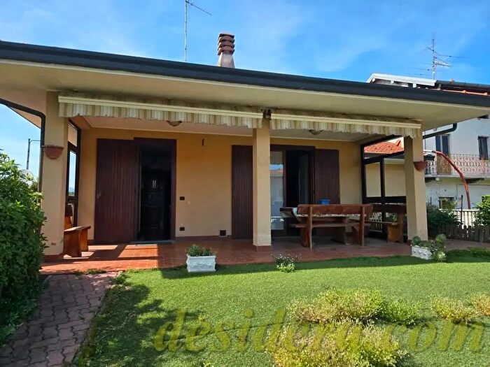 Casa con 5 locali in vendita in Castelletto Sopra Ticino