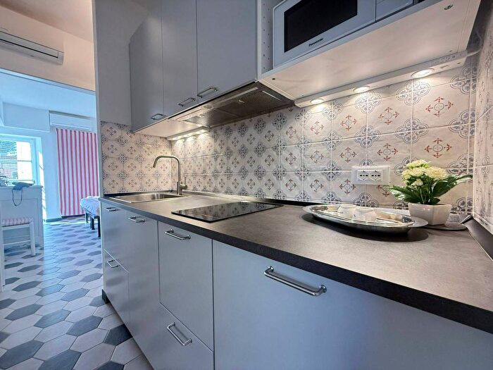 Appartamento bilocale in affitto in Via Arciprete Enrico, Laigueglia