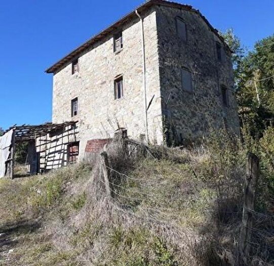 Casa con 6 locali in vendita in Molazzana